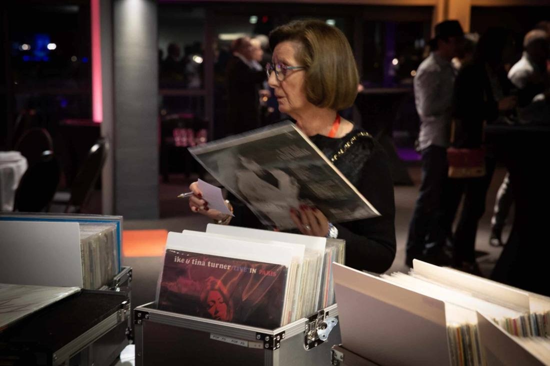 Invités fouinant dans les bacs