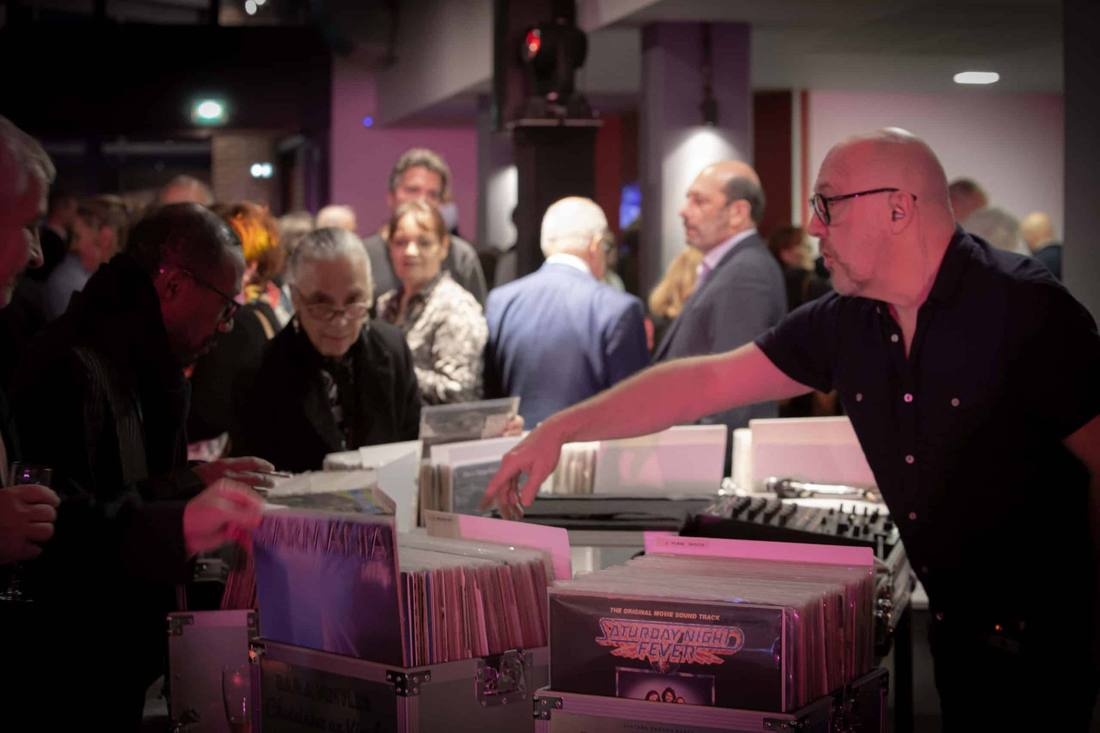 Groupe autour des bacs