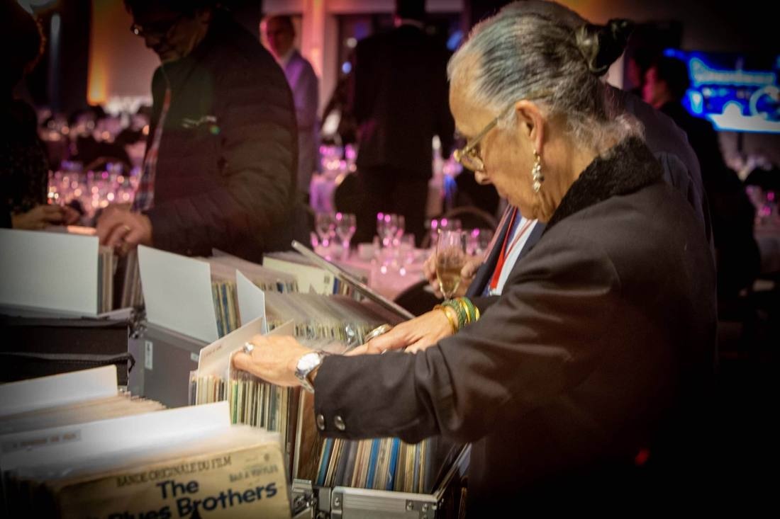 Invitée choisissant un vinyle